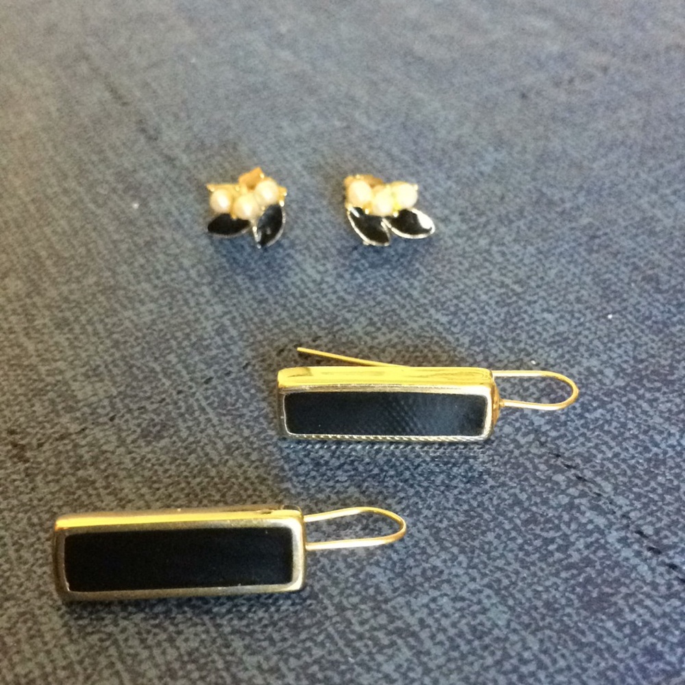 2 pairs of earrings